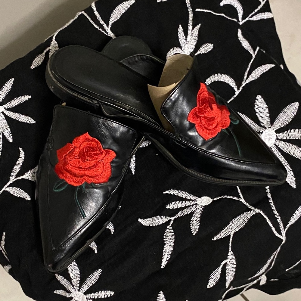 Black mules with Roses - Picture 2 of 3